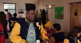 Несгибаемая Кимми Шмидт 1 сезон 6 серия