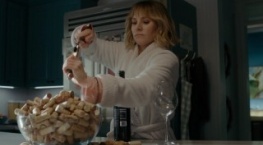 Женщина в доме напротив девушки в окне 1 сезон 1 серия