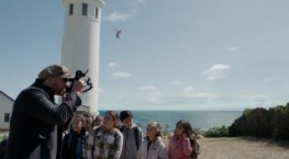 Женщина в доме напротив девушки в окне 1 сезон 4 серия